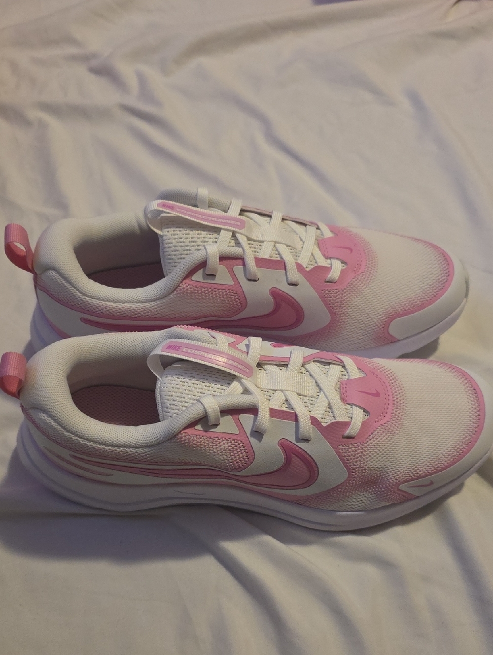 Nike White and Pink Athletic Trainers - Picture 3 of 8